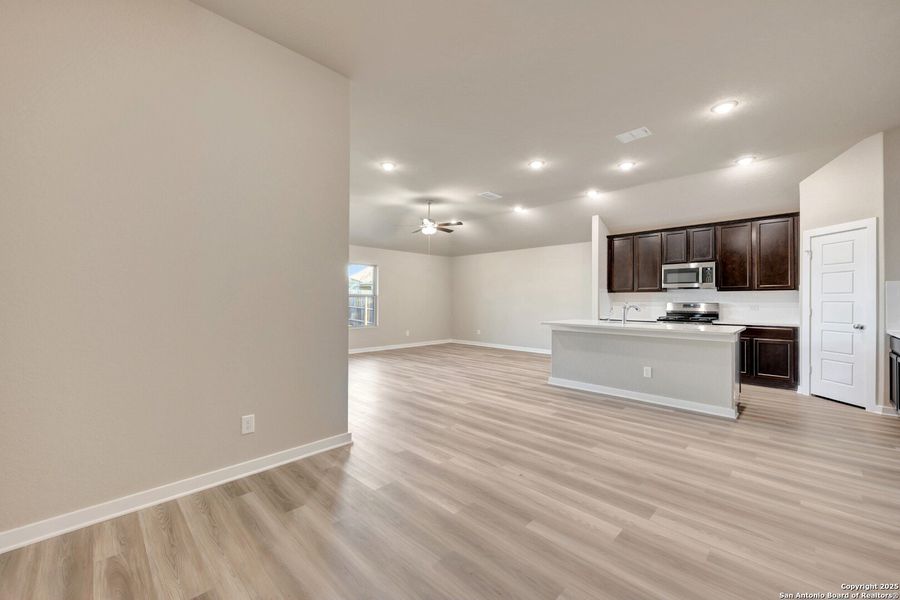 Spacious, unfurnished interior of a new home in Winding Brook, San Antonio (Image 13). Spacious, unfurnished interior of a new home in Winding Brook, San Antonio (Image 13).