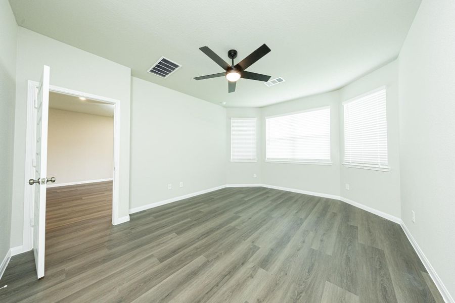 Spacious, unfurnished interior of a new home in River's Edge, Conroe (Image 14). Spacious, unfurnished interior of a new home in River's Edge, Conroe (Image 14).