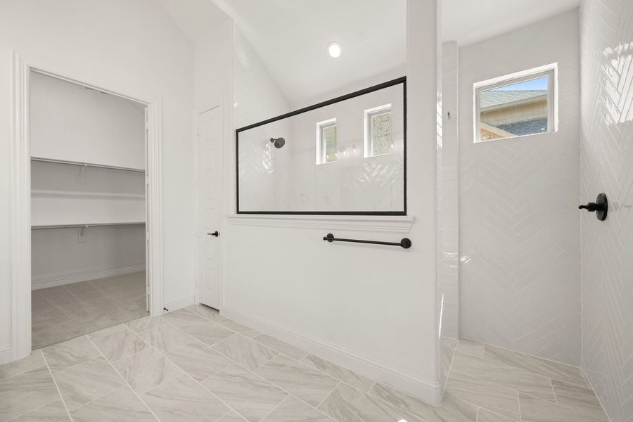 Spacious, unfurnished interior of a new home in Panchasarp Farms, Burleson (Image 20).