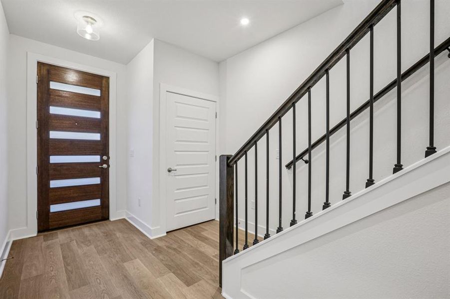 A modern front door, clean lines,and warm RevWood flooring givethe lower level a simple, polishedfirst impression (Sample photo offinishes and layout)
