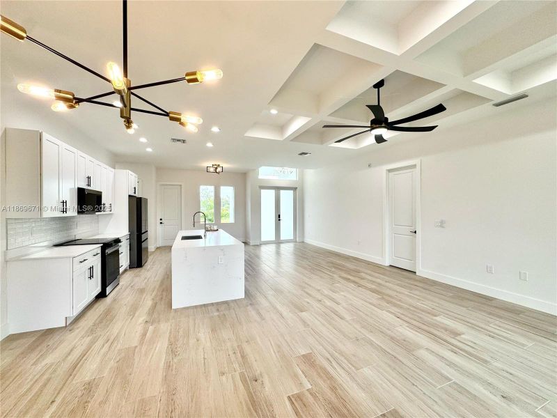 Spacious, unfurnished interior of a new home in , Rotonda West (Image 15).