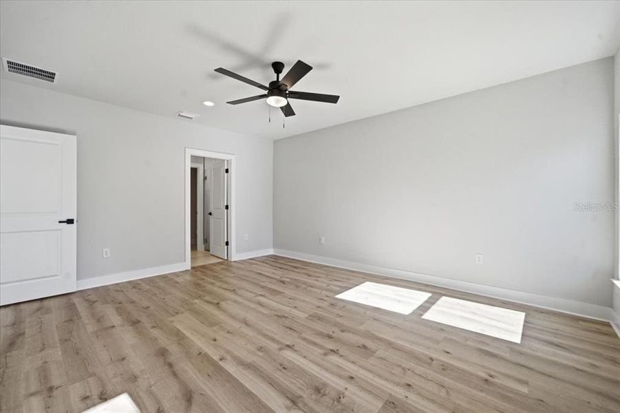 Spacious, unfurnished interior of a new home in , Weeki Wachee (Image 18).
