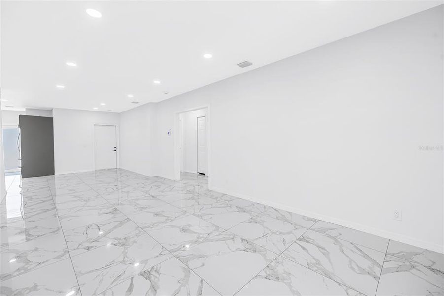 Spacious, unfurnished interior of a new home in , St. Petersburg (Image 37).