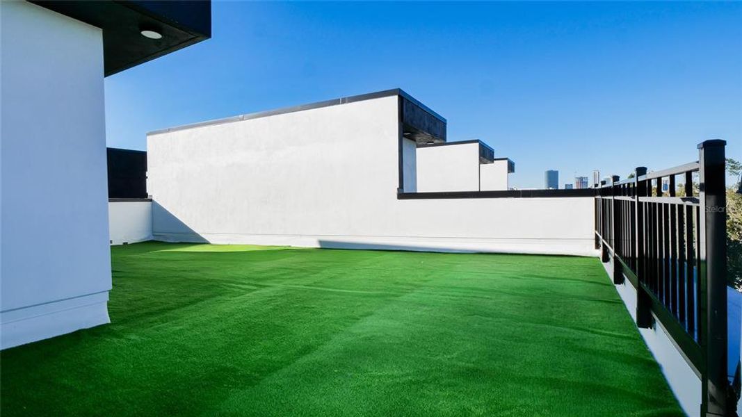 Exterior details and patio area of a home in , St. Petersburg (Image 26).
