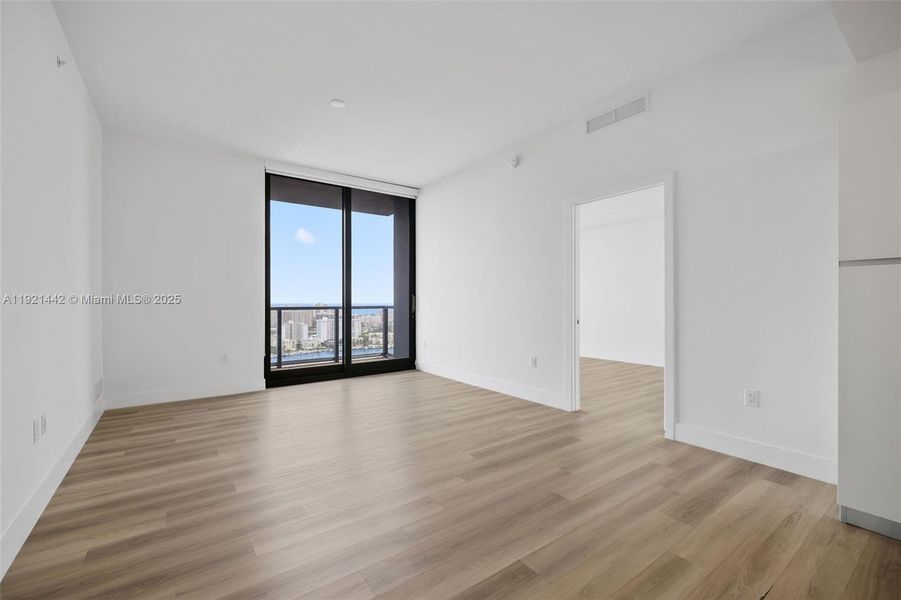 Spacious, unfurnished interior of a new home in , Hallandale Beach (Image 16).