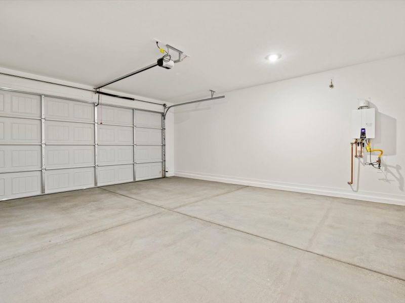 Spacious, unfurnished interior of a new home in Entrada Reserve Series, Tolleson (Image 21).