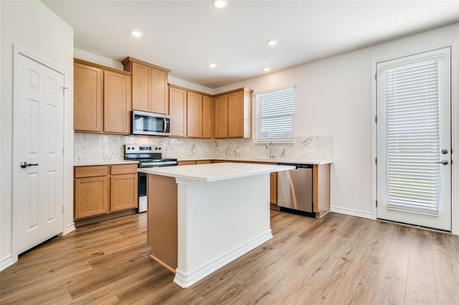 Furnished interior view inside a new home in Cottonwood Creek, Seagoville (Image 8).