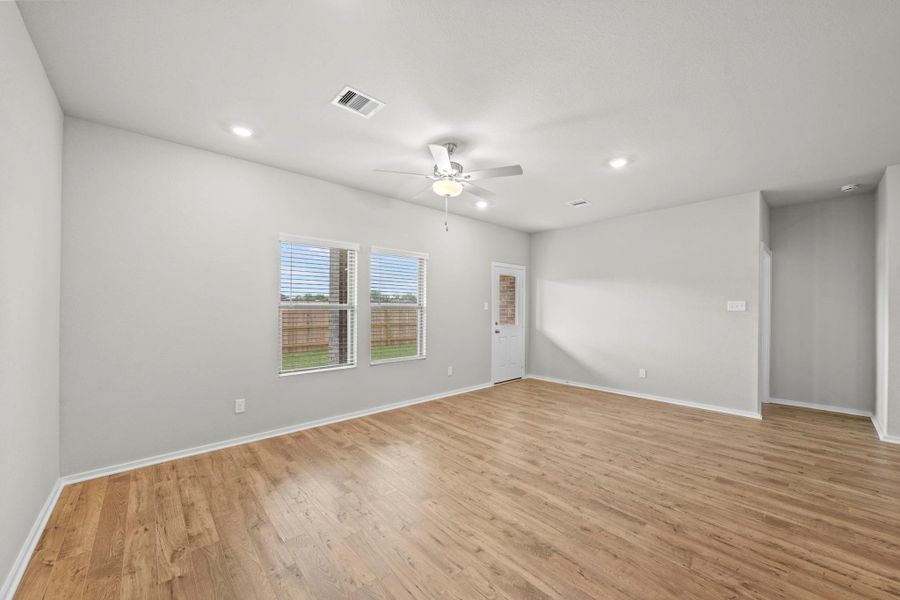 Spacious, unfurnished interior of a new home in Laurel Landing, Alvin (Image 18).