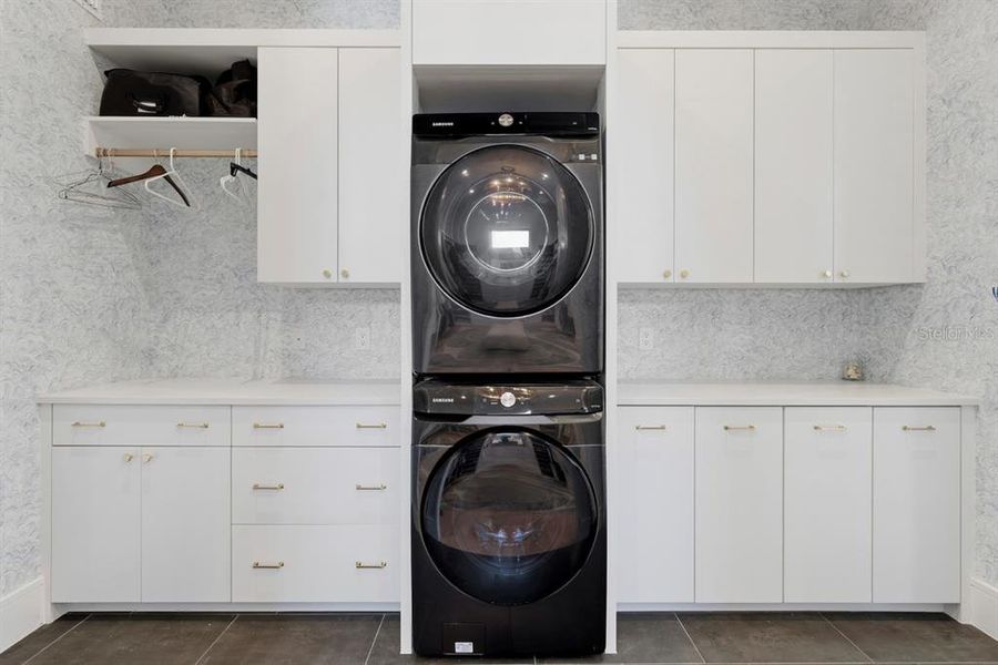 Furnished interior view inside a new home in , Orlando (Image 49).