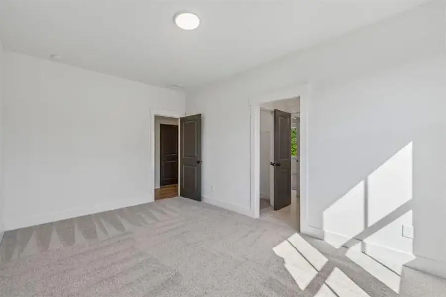 Spacious, unfurnished interior of a new home in White Post on Lake Lanier, Gainesville (Image 24).