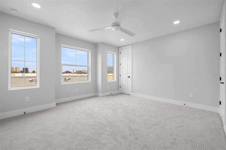 Spacious, unfurnished interior of a new home in , Tampa (Image 10).