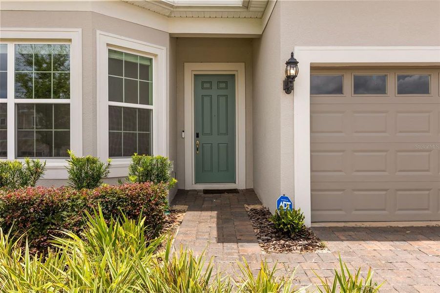 Exterior details and patio area of a home in , Winter Garden (Image 4).