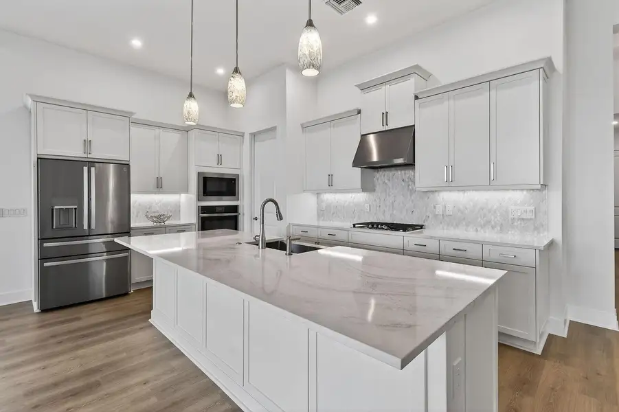 9694StGermainDr(19) 9694StGermainDr(19)