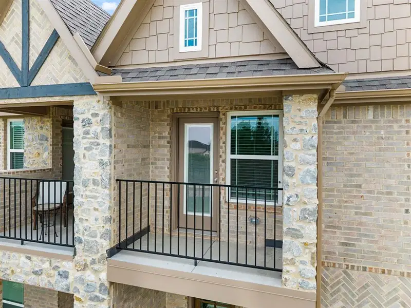 Exterior details and patio area of a home in , Farmers Branch (Image 4).