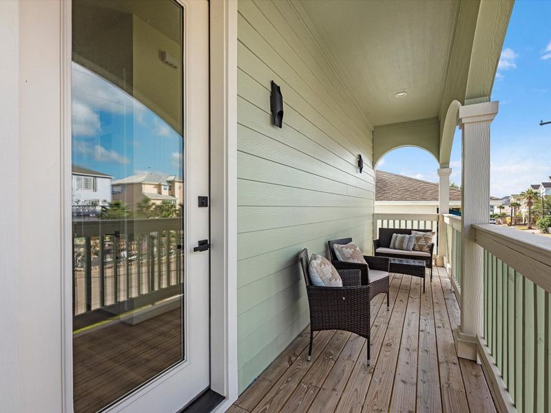 Secondary balcony on the first floor with amazing views! Secondary balcony on the first floor with amazing views!