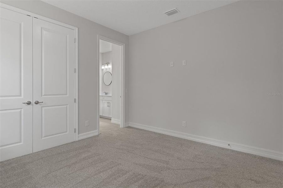 Spacious, unfurnished interior of a new home in Pine Ridge Estates, Beverly Hills (Image 27).