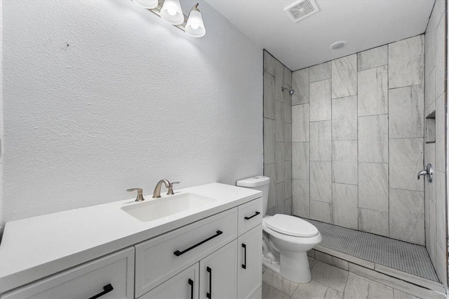 Furnished interior view inside a new home in , Corsicana (Image 6).