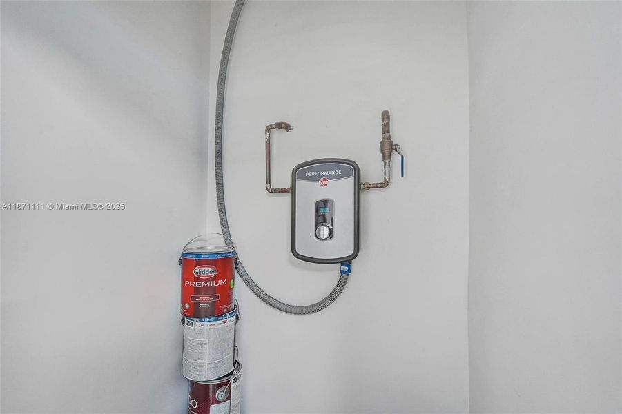 2D floor plan layout of this home in , West Park, FL (Image 3). 2D floor plan layout of this home in , West Park, FL (Image 3).