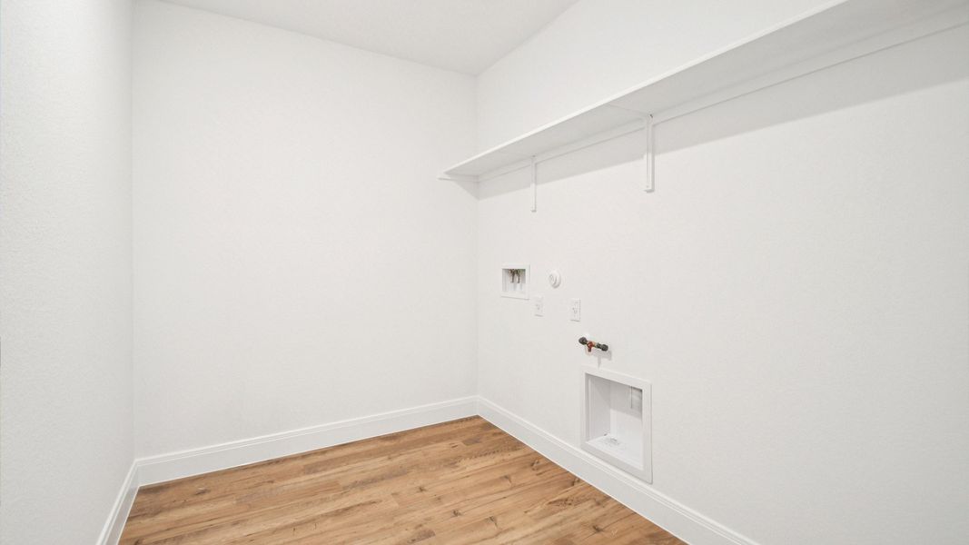 Spacious, unfurnished interior of a new home in Railhead, Cedar Creek (Image 27).