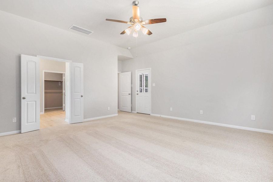 Spacious, unfurnished interior of a new home in , Bay City (Image 26).