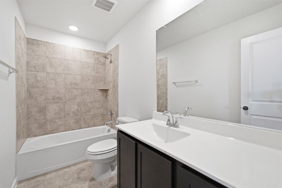 Furnished interior view inside a new home in Saddlebrook Estates, Waxahachie (Image 16).