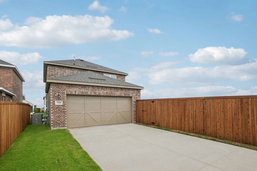 Representative exterior details of a home built from the Saturn by Starlight Homes in Brookshire at Legacy Hills, Celina (Image 3).