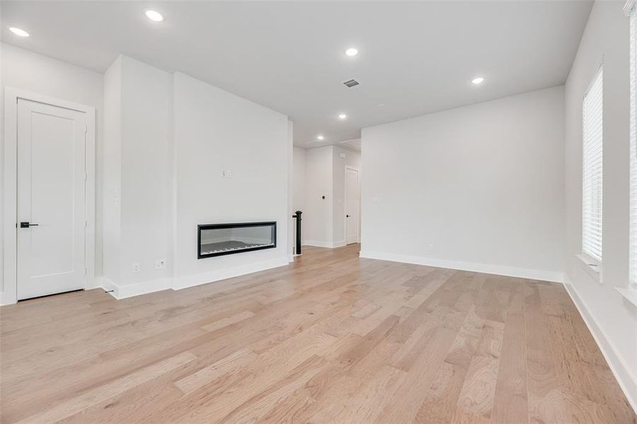 Spacious, unfurnished interior of a new home in Collin Creek, Plano (Image 16).