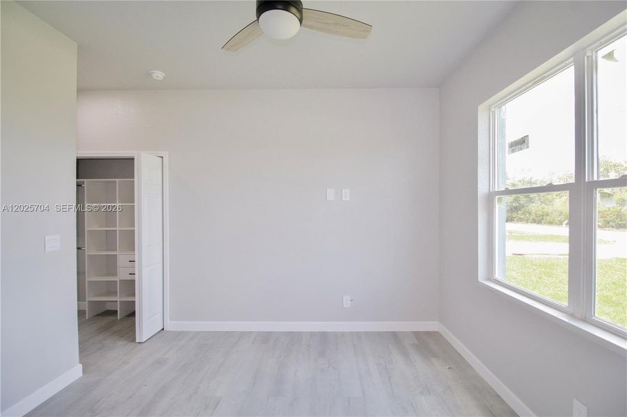Spacious, unfurnished interior of a new home in , Sebring (Image 23).