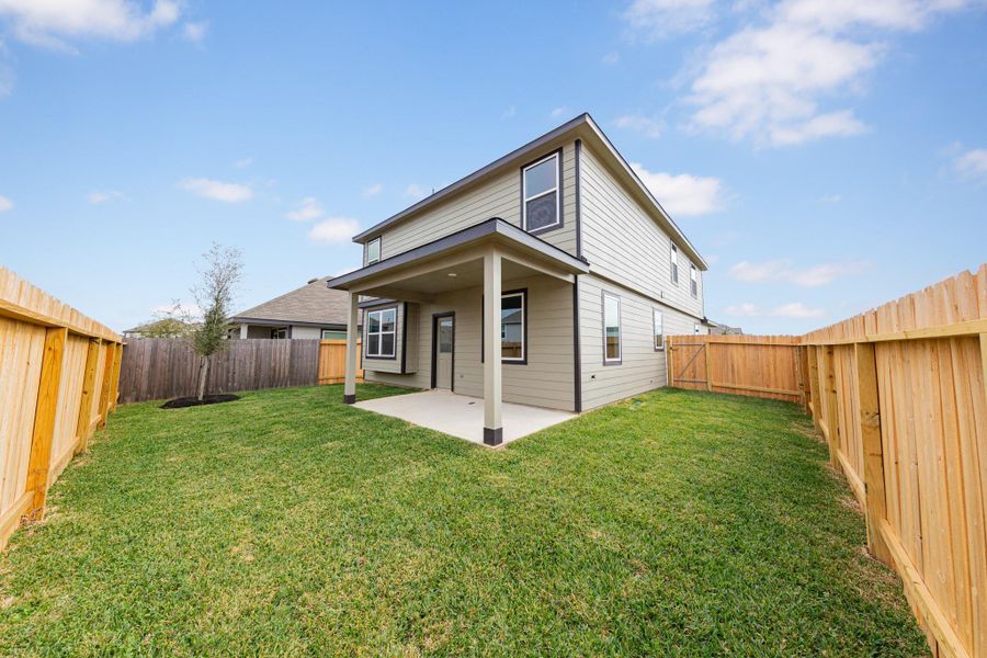 Exterior details and patio area of a home in Cliffstone Hills, Conroe (Image 3).