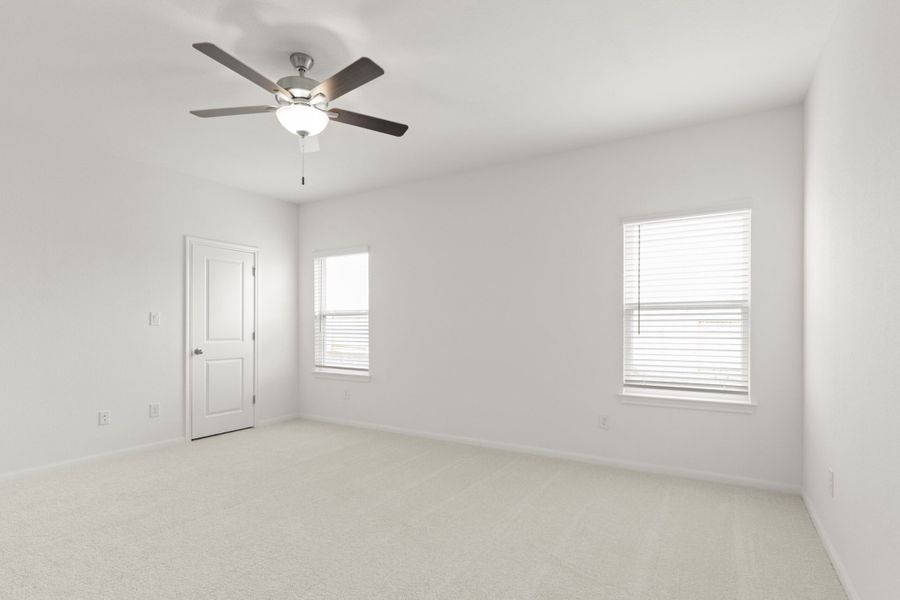Spacious, unfurnished interior of a new home in Village at Three Oaks, Seguin (Image 24).