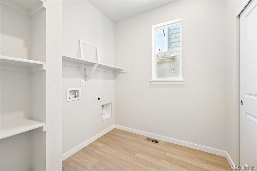 Spacious, unfurnished interior of a new home in Windler, Aurora (Image 17).