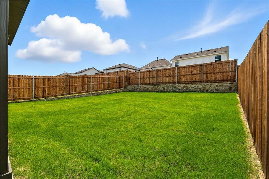 Exterior details and patio area of a home in Simpson Crossing, McKinney (Image 22).