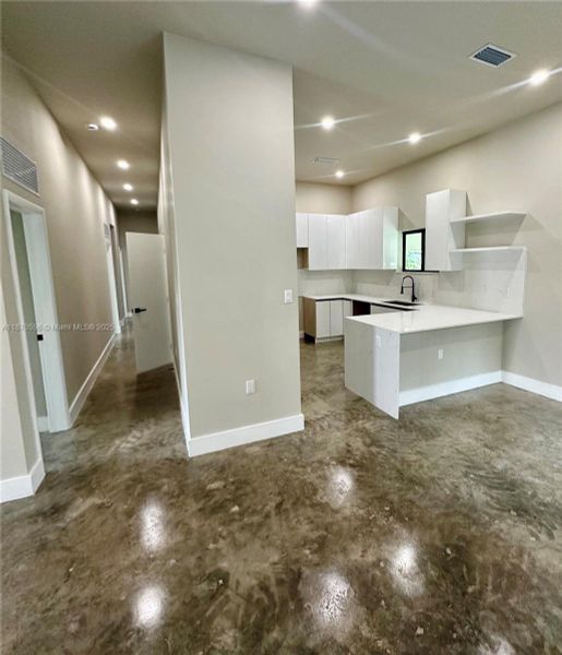 Spacious, unfurnished interior of a new home in , Miami (Image 43).