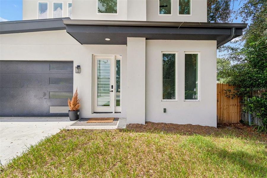Exterior details and patio area of a home in , Tampa (Image 4).