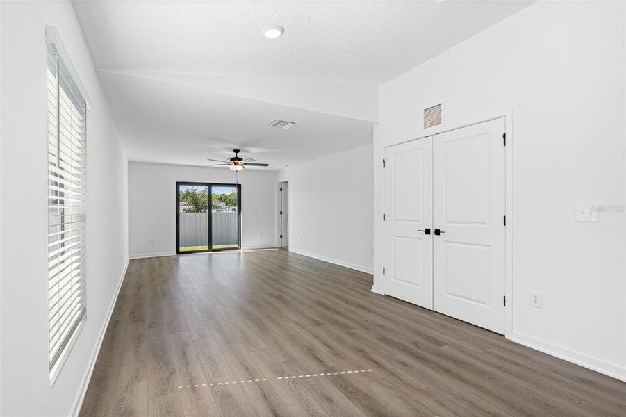 Spacious, unfurnished interior of a new home in Royal Highlands, Weeki Wachee (Image 5).