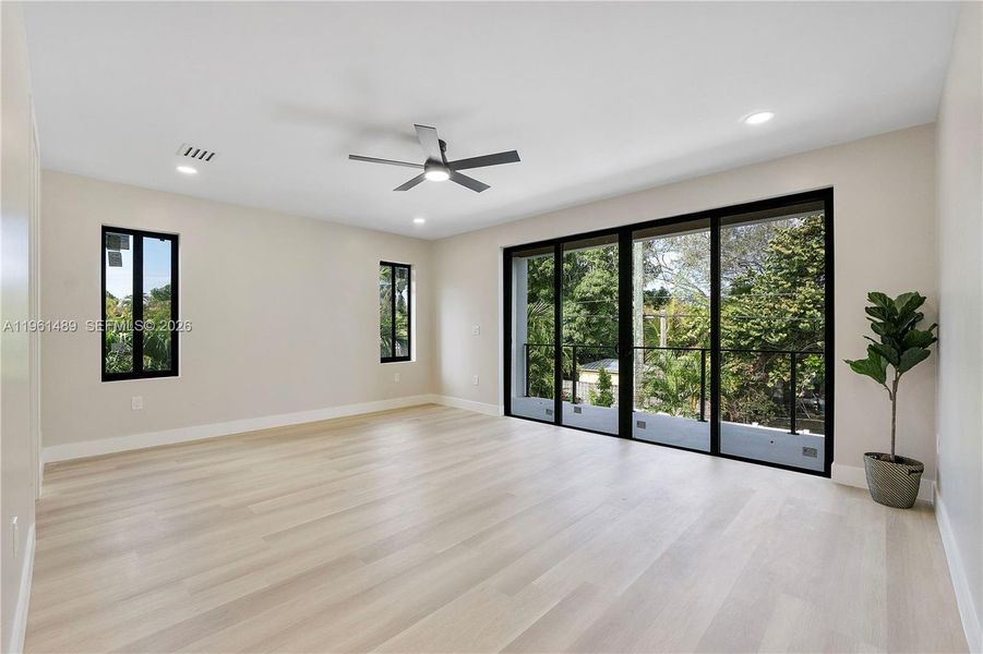 Spacious, unfurnished interior of a new home in , Fort Lauderdale (Image 28).