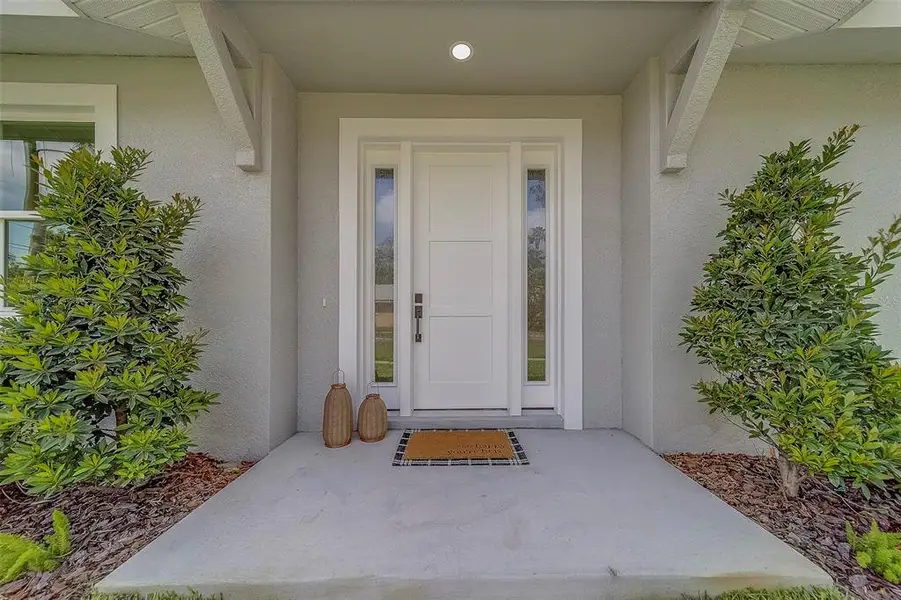 Exterior details and patio area of a home in , Largo (Image 1).