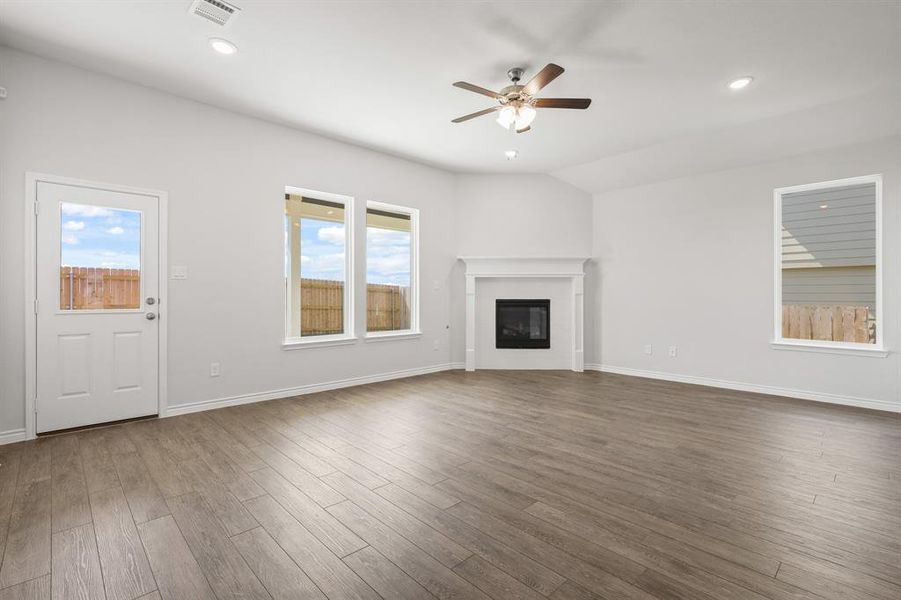 Spacious, unfurnished interior of a new home in Rocky Creek Crossing, Fort Worth (Image 9). Spacious, unfurnished interior of a new home in Rocky Creek Crossing, Fort Worth (Image 9).