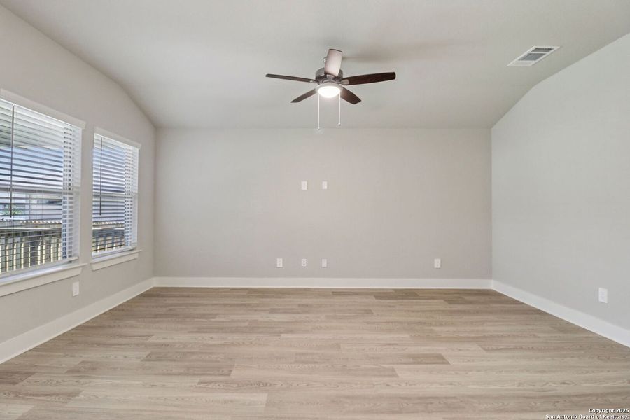 Spacious, unfurnished interior of a new home in Scenic Crest - Premier Series, Boerne (Image 29).