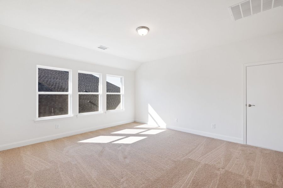 Spacious, unfurnished interior of a new home in Edgewater, Fate (Image 34).