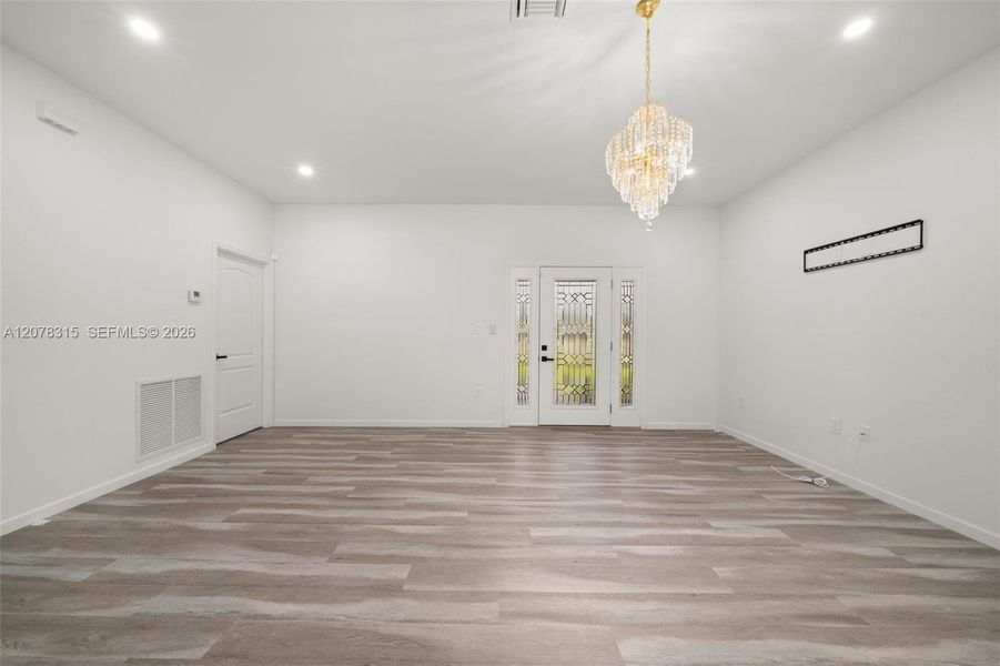 Spacious, unfurnished interior of a new home in , Sebring (Image 41).