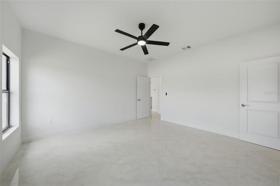 Spacious, unfurnished interior of a new home in , Englewood (Image 42).