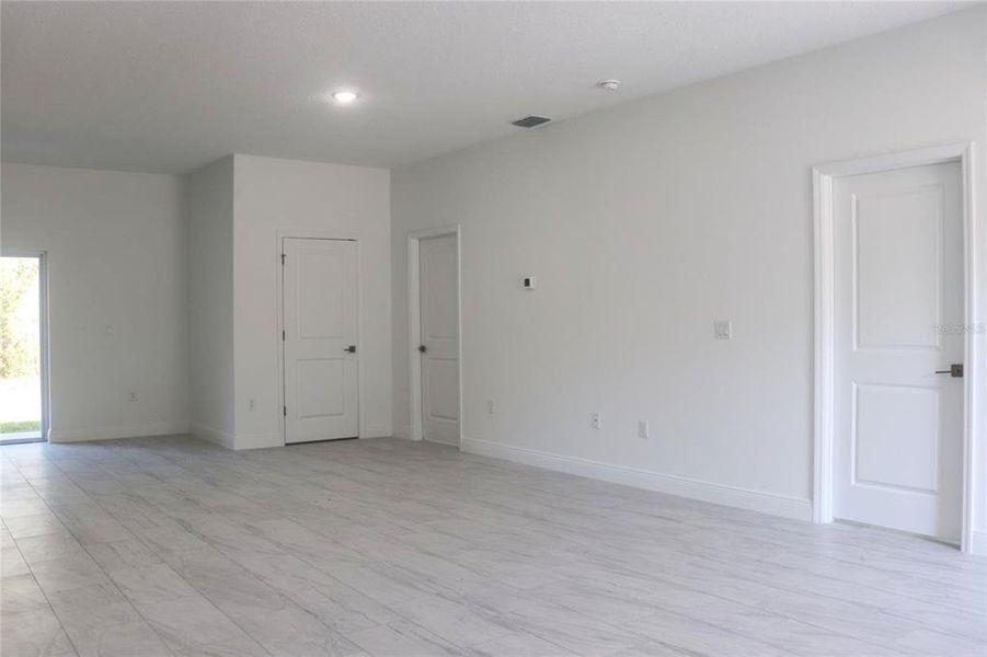 Spacious, unfurnished interior of a new home in , Citrus Springs (Image 29).