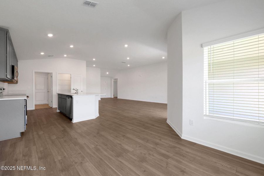Spacious, unfurnished interior of a new home in Bellbrooke, Jacksonville (Image 11).