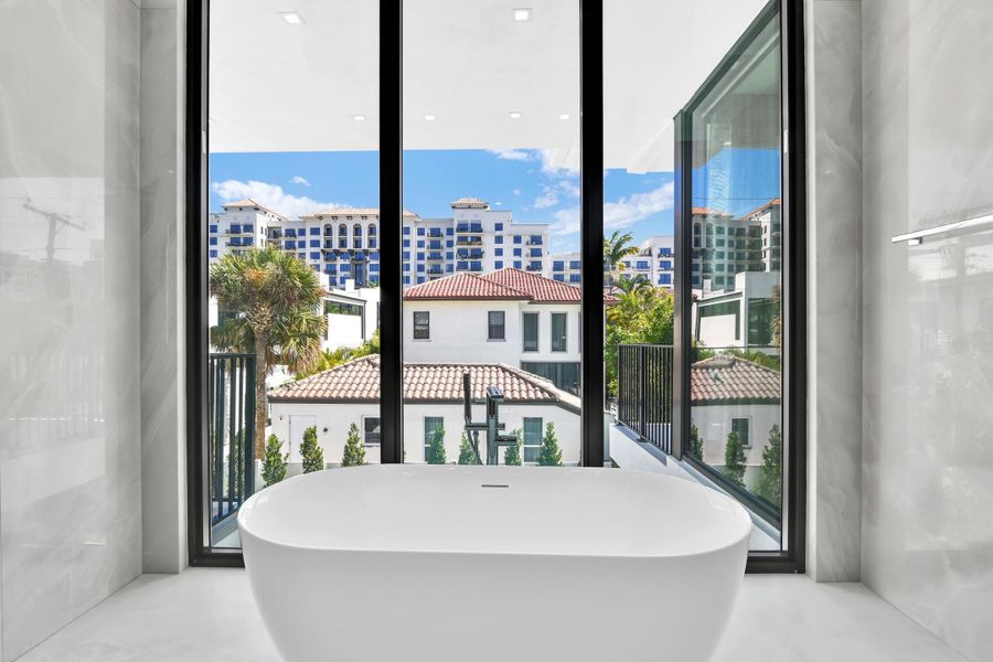 Primary Bathroom (Tub) Primary Bathroom (Tub)