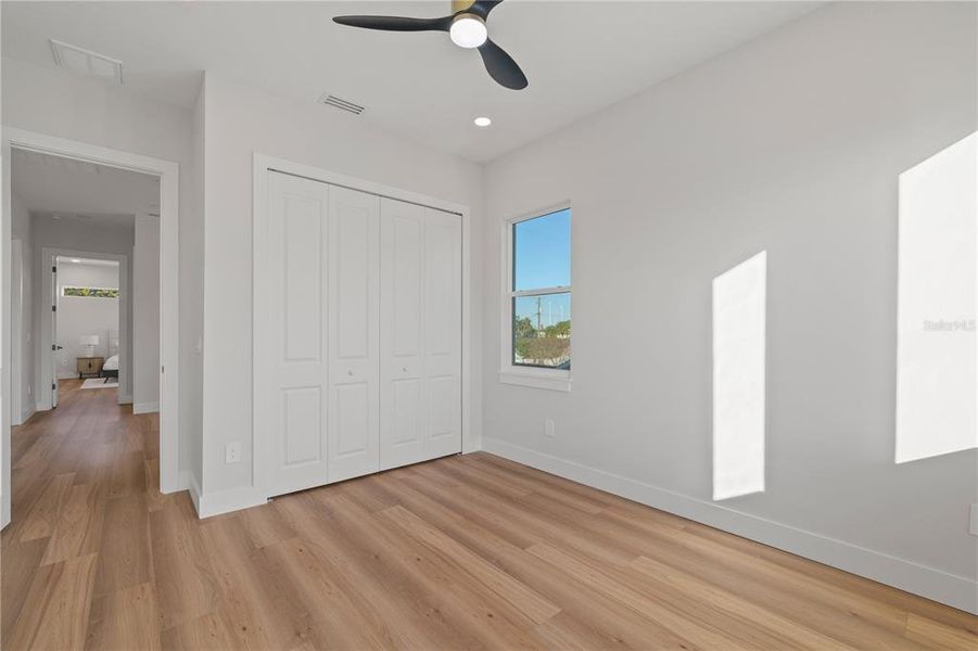 Spacious, unfurnished interior of a new home in , Tampa (Image 30).