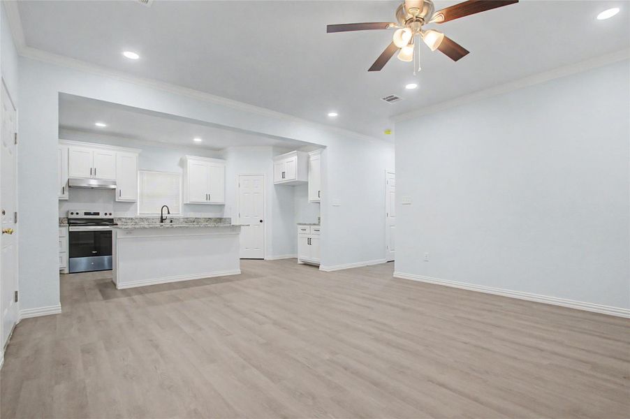 Spacious, unfurnished interior of a new home in , Navasota (Image 13).