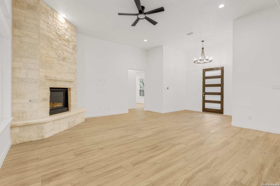 Spacious, unfurnished interior of a new home in , Bandera (Image 37).