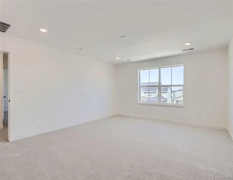 Spacious, unfurnished interior of a new home in Harvest Ridge, Aurora (Image 7).
