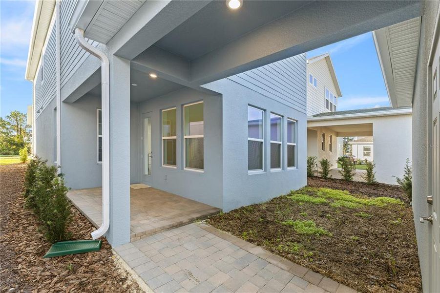 Exterior details and patio area of a home in , Winter Garden (Image 3).